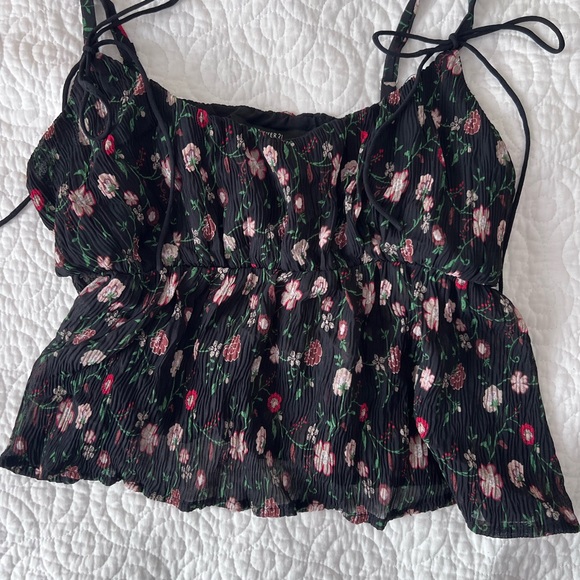 Floral Crop Top - Picture 3 of 9